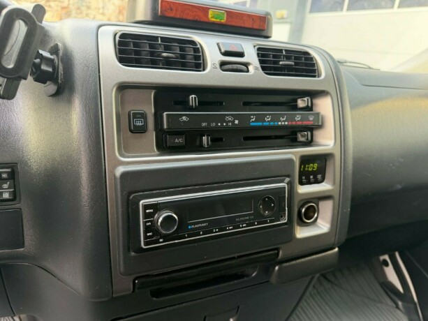 toyota-hiace-diesel-2011-big-16