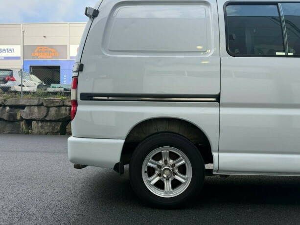 toyota-hiace-diesel-2011-big-21