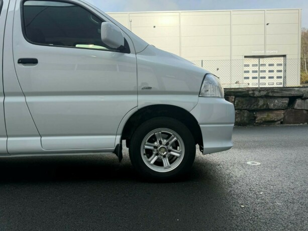 toyota-hiace-diesel-2011-big-20