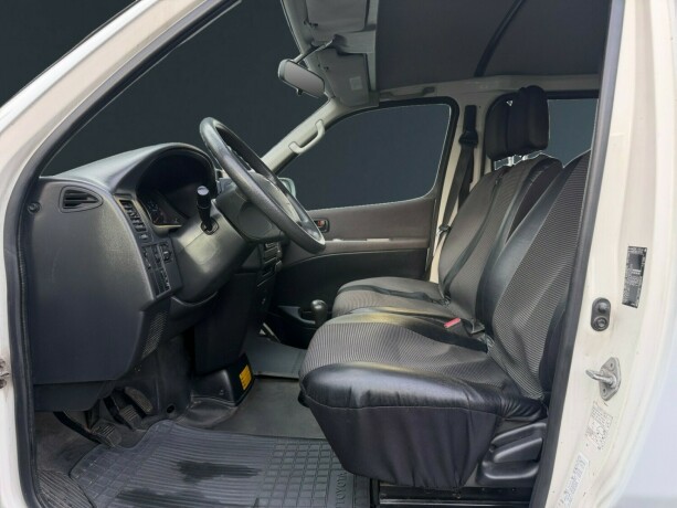 toyota-hiace-diesel-2011-big-7
