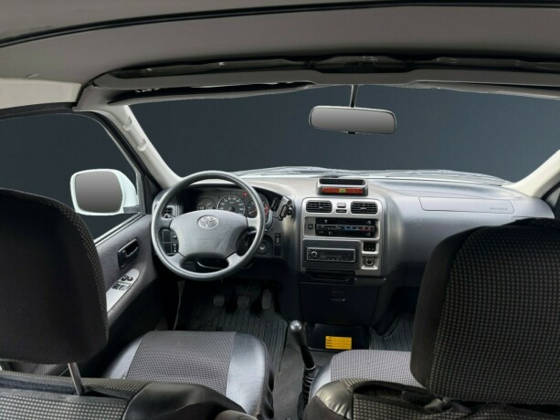 toyota-hiace-diesel-2011-big-15