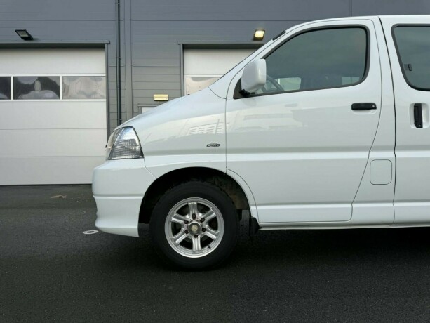 toyota-hiace-diesel-2011-big-19