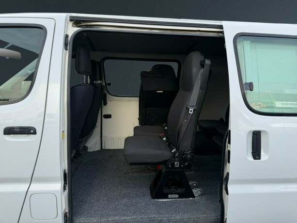 toyota-hiace-diesel-2011-big-12