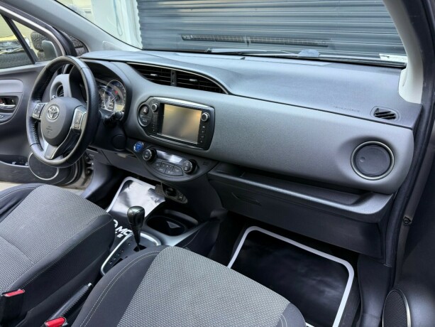 toyota-yaris-elektrisitetbensin-2015-big-11