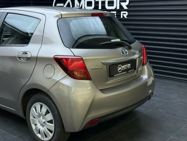 toyota-yaris-elektrisitetbensin-2015-big-6