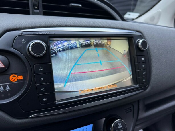 toyota-yaris-elektrisitetbensin-2015-big-16