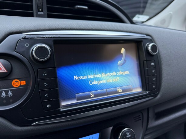 toyota-yaris-elektrisitetbensin-2015-big-18