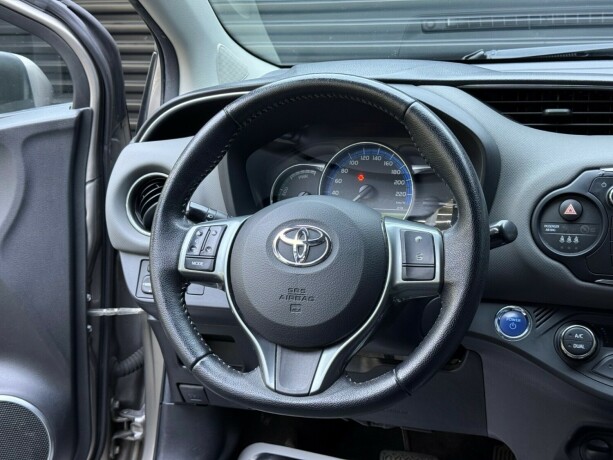 toyota-yaris-elektrisitetbensin-2015-big-12