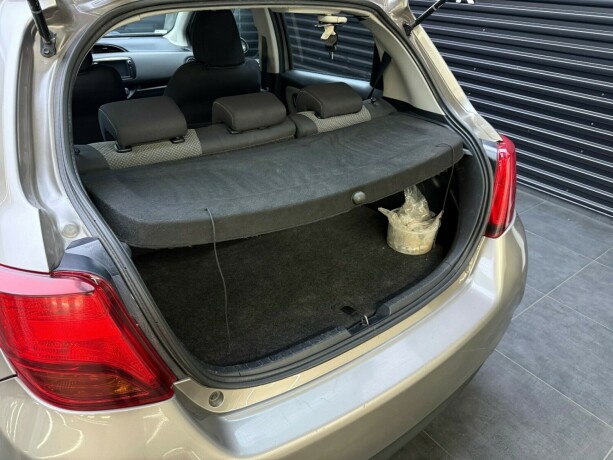 toyota-yaris-elektrisitetbensin-2015-big-28