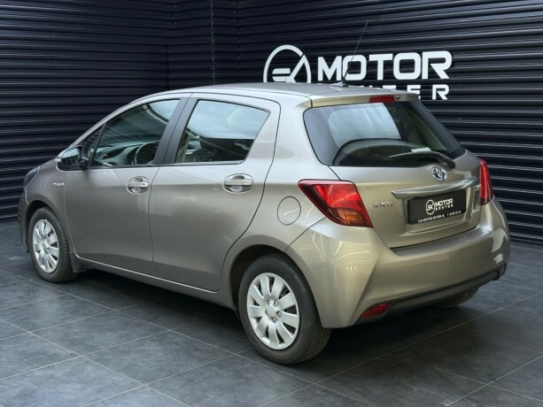 toyota-yaris-elektrisitetbensin-2015-big-1