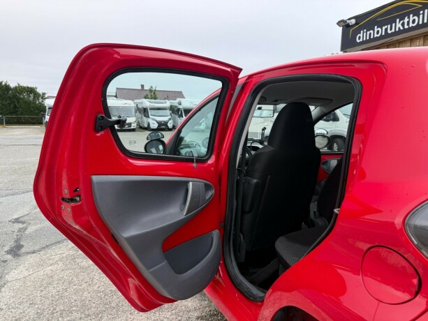 toyota-aygo-bensin-2011-big-18