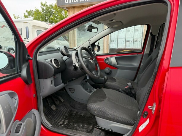 toyota-aygo-bensin-2011-big-10