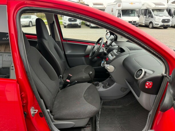 toyota-aygo-bensin-2011-big-14