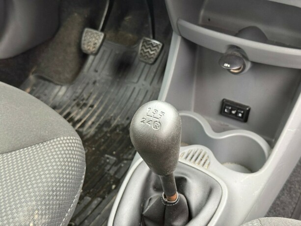 toyota-aygo-bensin-2011-big-16