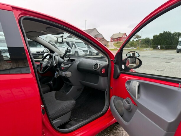 toyota-aygo-bensin-2011-big-13