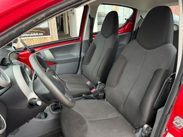 toyota-aygo-bensin-2011-big-12
