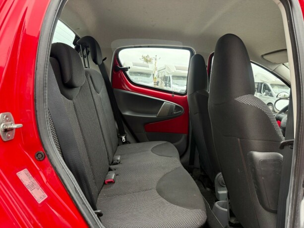 toyota-aygo-bensin-2011-big-17