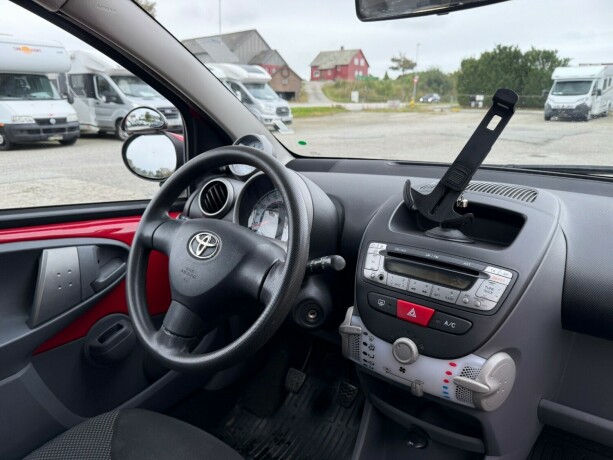 toyota-aygo-bensin-2011-big-15