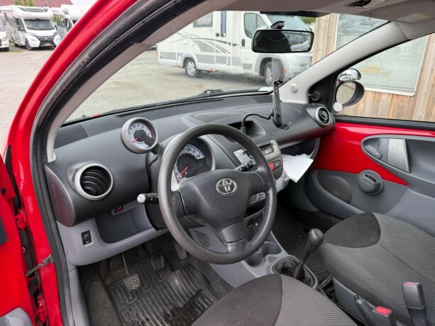 toyota-aygo-bensin-2011-big-11