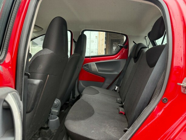 toyota-aygo-bensin-2011-big-19