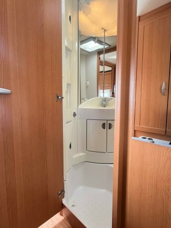 knaus-royale-580-uk-gulvvarme-truma-varme-k248yeseng-sittegruppe-seng-lav-seng-nytt-fortelt-2010-big-35