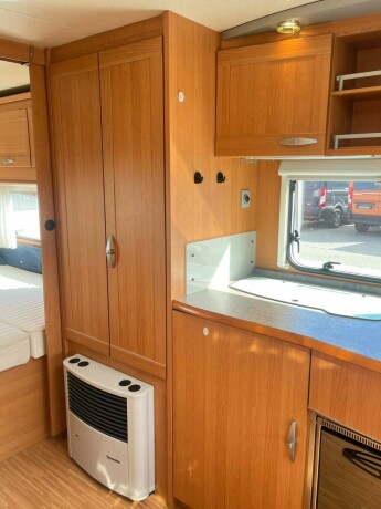 knaus-royale-580-uk-gulvvarme-truma-varme-k248yeseng-sittegruppe-seng-lav-seng-nytt-fortelt-2010-big-30