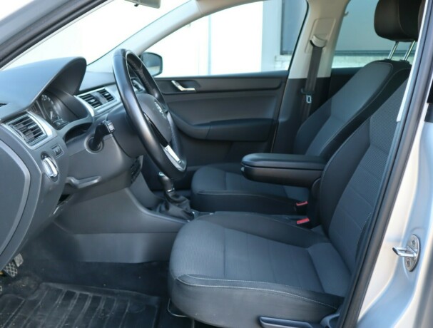 skoda-rapid-bensin-2014-big-3
