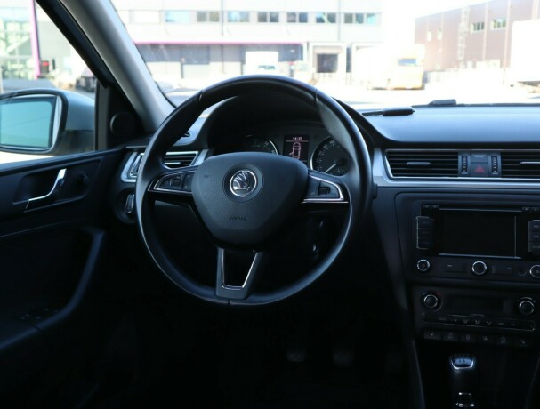 skoda-rapid-bensin-2014-big-8