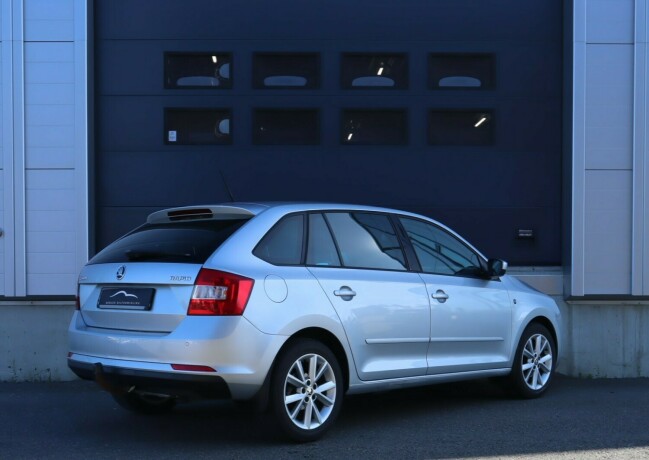 skoda-rapid-bensin-2014-big-2