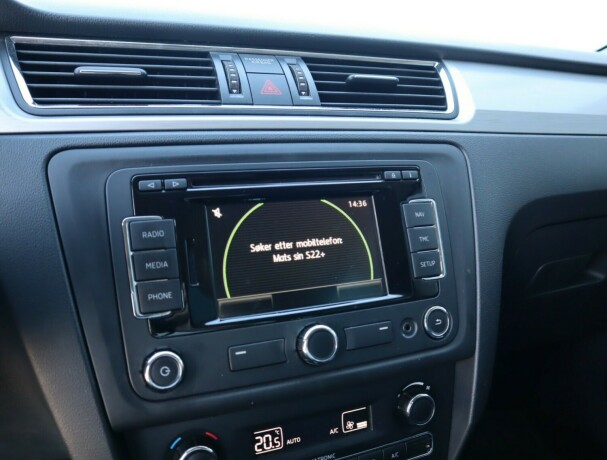 skoda-rapid-bensin-2014-big-12