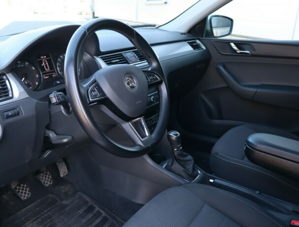 skoda-rapid-bensin-2014-big-4