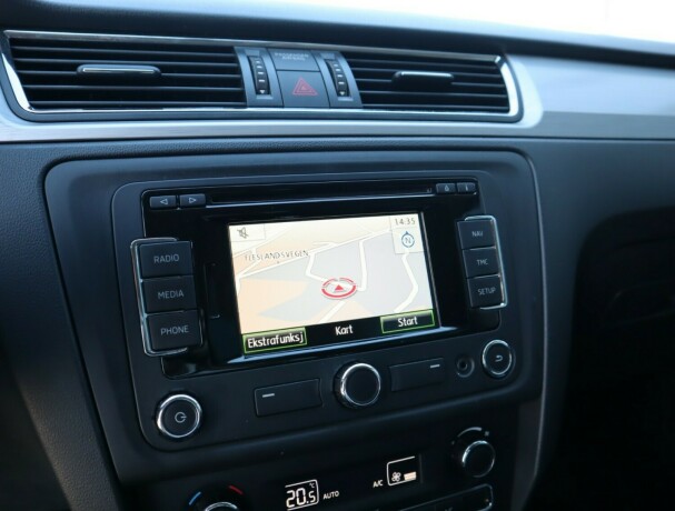 skoda-rapid-bensin-2014-big-11