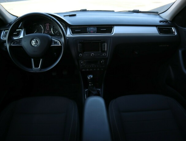 skoda-rapid-bensin-2014-big-7
