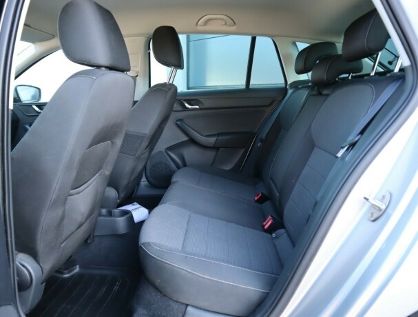 skoda-rapid-bensin-2014-big-6