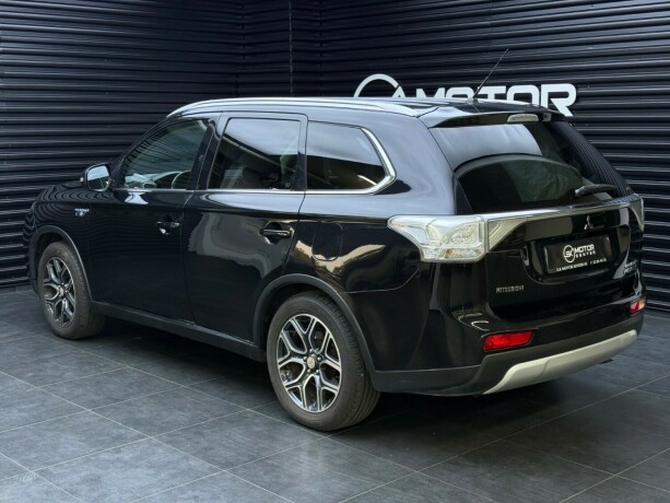 mitsubishi-outlander-elektrisitetbensin-2015-big-1