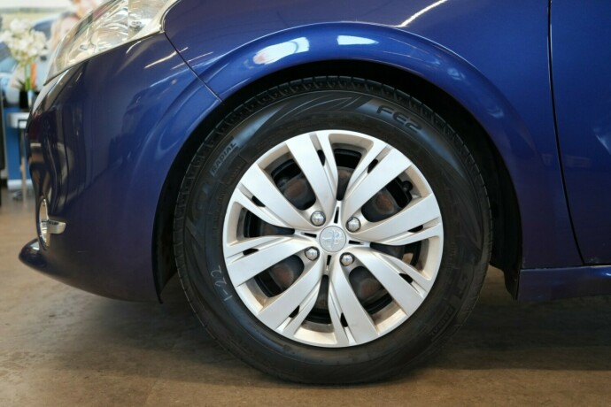 peugeot-208-diesel-2012-big-18