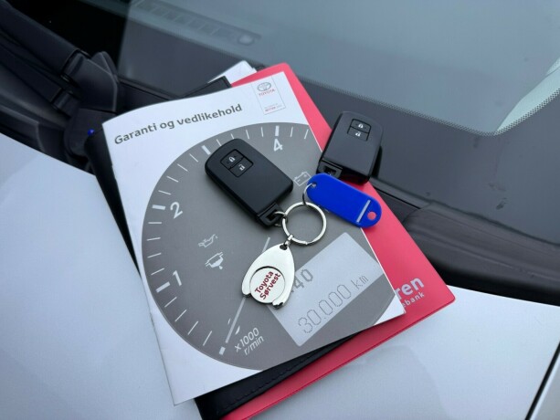 toyota-yaris-elektrisitetbensin-2019-big-30