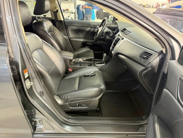 suzuki-kizashi-bensin-2010-big-20