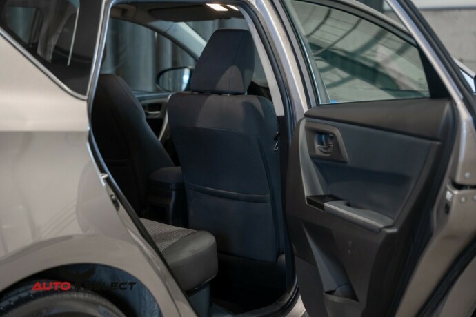 toyota-auris-elektrisitetbensin-2013-big-16