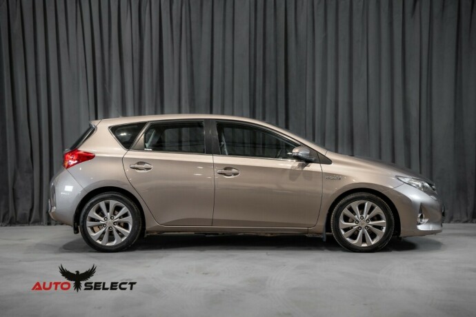 toyota-auris-elektrisitetbensin-2013-big-15