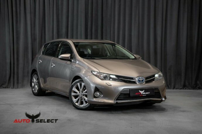 toyota-auris-elektrisitetbensin-2013-big-0
