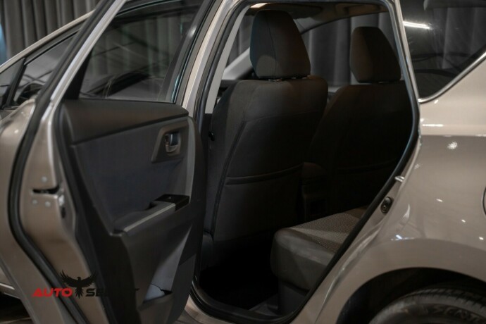 toyota-auris-elektrisitetbensin-2013-big-8