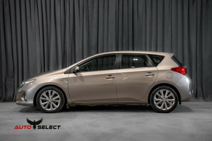 toyota-auris-elektrisitetbensin-2013-big-7