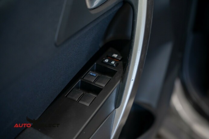toyota-auris-elektrisitetbensin-2013-big-12