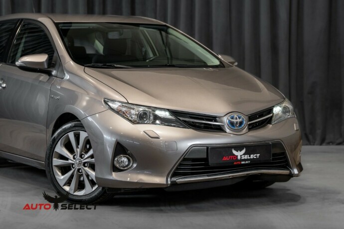 toyota-auris-elektrisitetbensin-2013-big-1