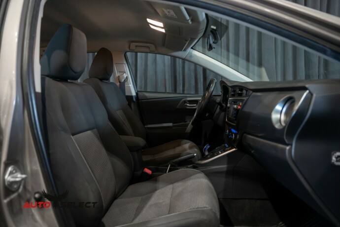 toyota-auris-elektrisitetbensin-2013-big-19
