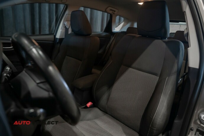 toyota-auris-elektrisitetbensin-2013-big-14