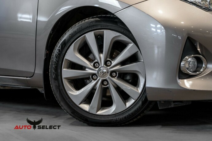 toyota-auris-elektrisitetbensin-2013-big-2