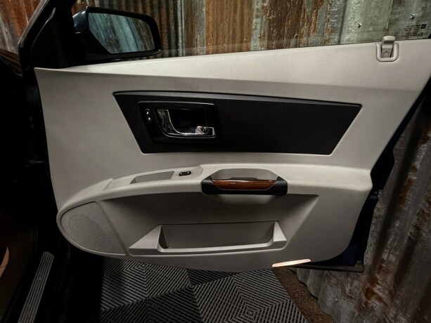 cadillac-cts-bensin-2003-big-35