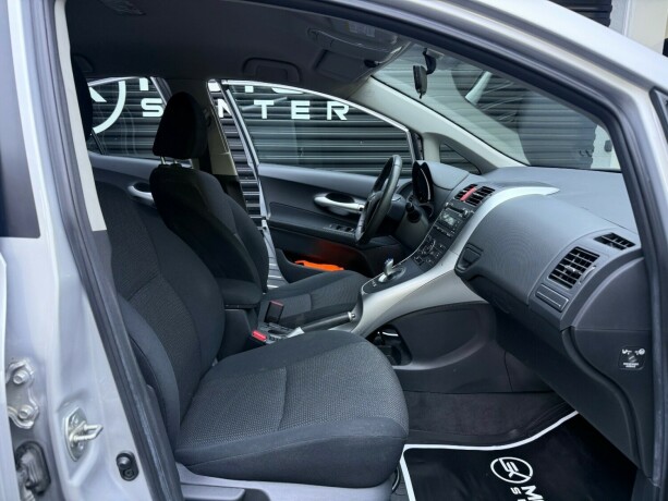 toyota-auris-elektrisitetbensin-2011-big-21
